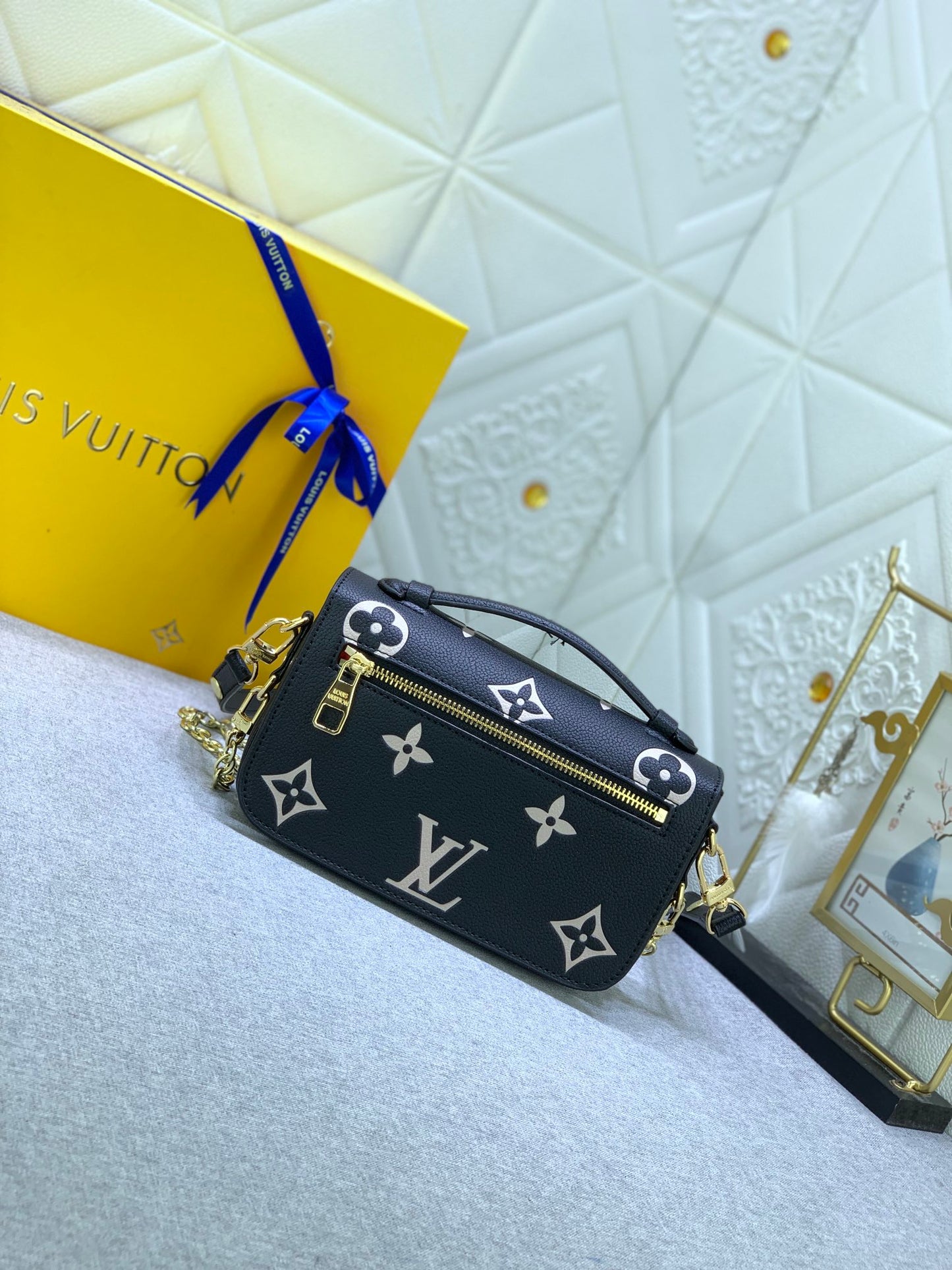 2XE43B  Fashionable leather bag 