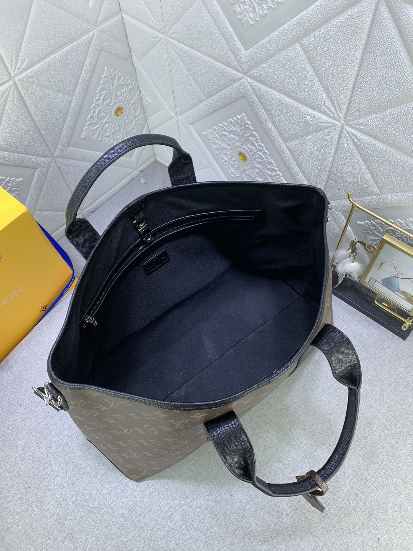 2XE350B  Fashionable leather bag 