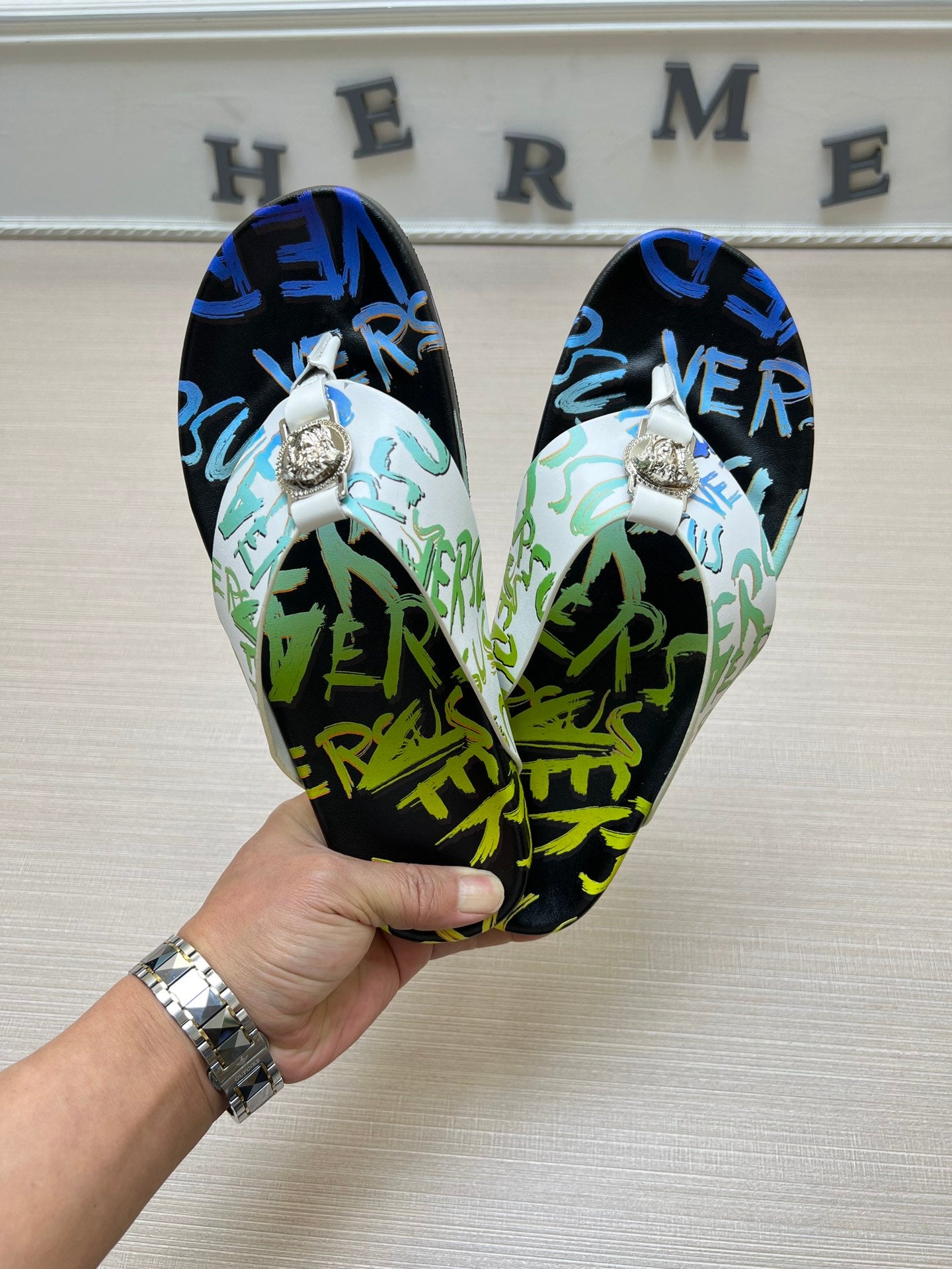 54V96Z   fashion  slippers