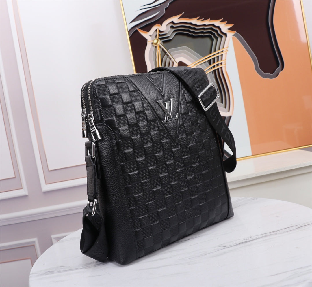 2XE302B  Fashionable leather bag 