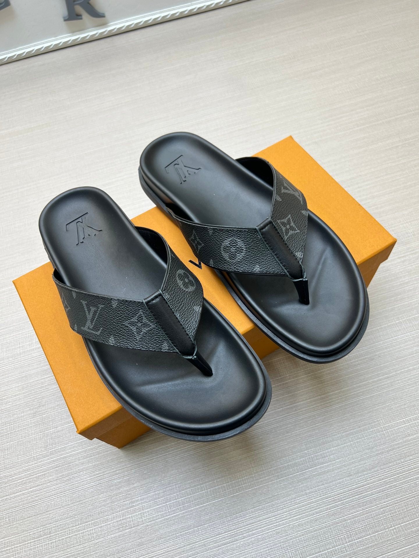 54E56Z    fashion slippers