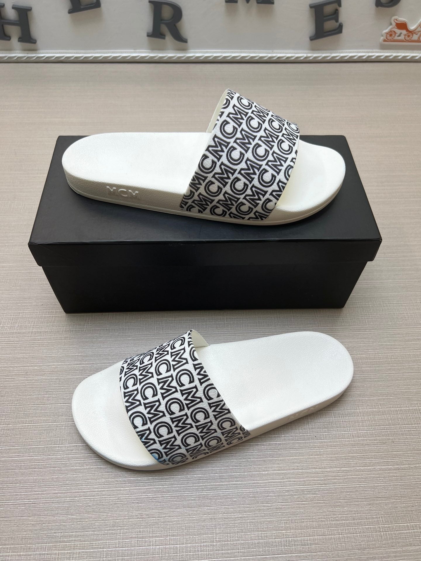 54M45Z   fashion slippers