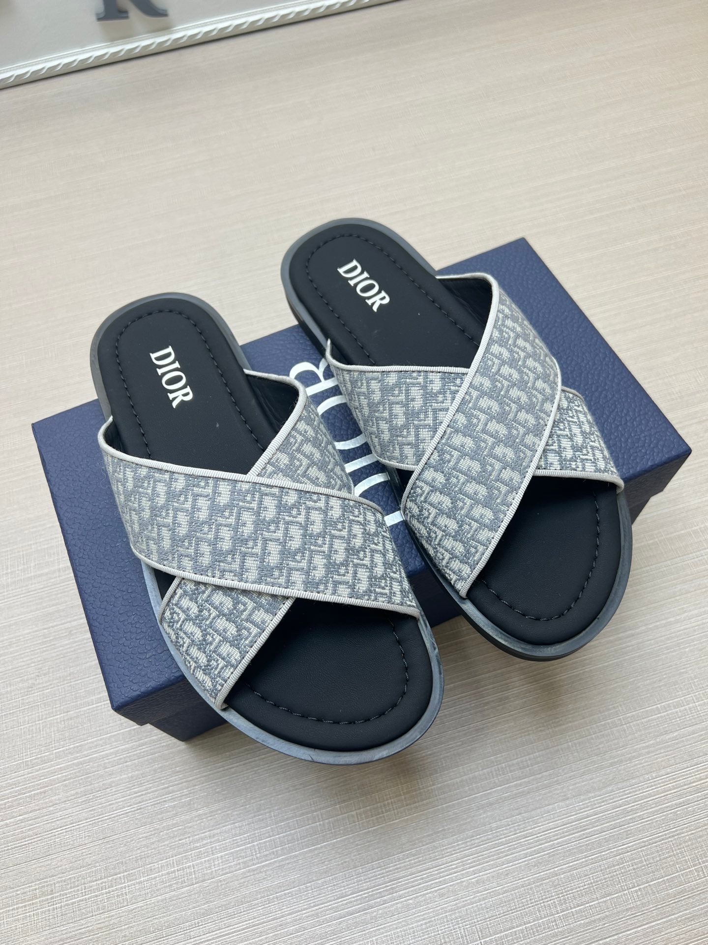 54D81Z   fashion  slippers