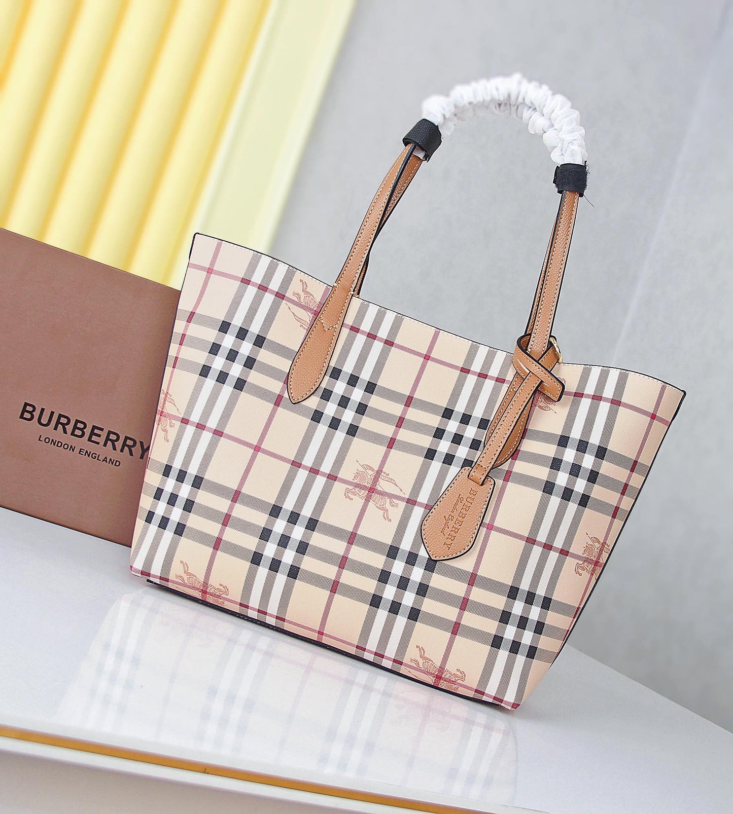 2XR267B  Fashionable leather bag 