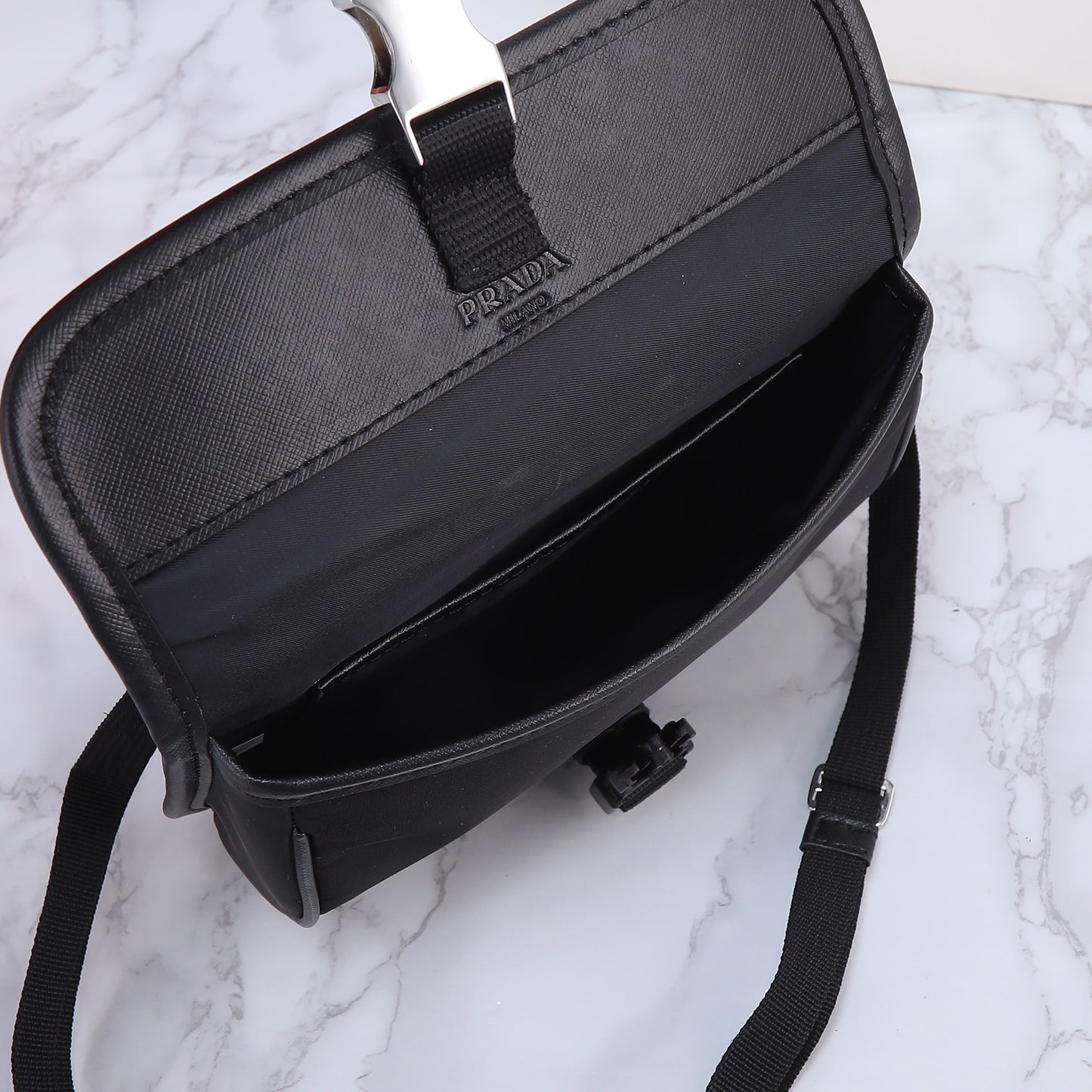 1XPD76B  Fashionable  bag 