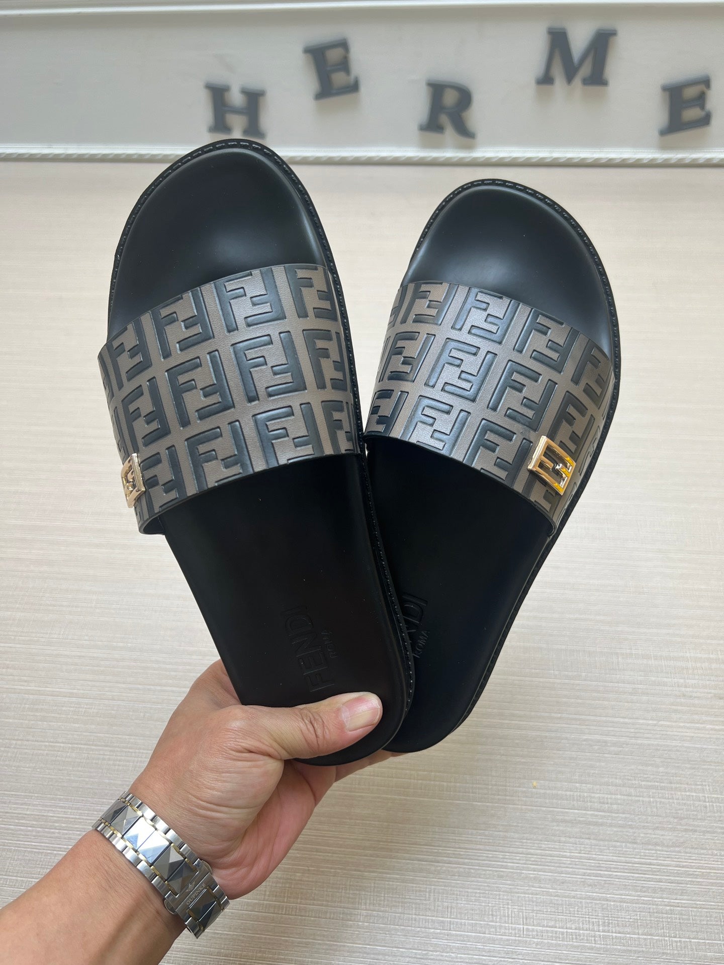 54F121Z   fashion  slippers