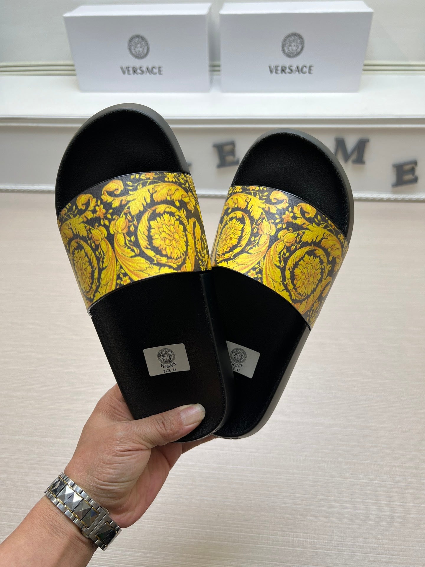 54V166Z   fashion slippers