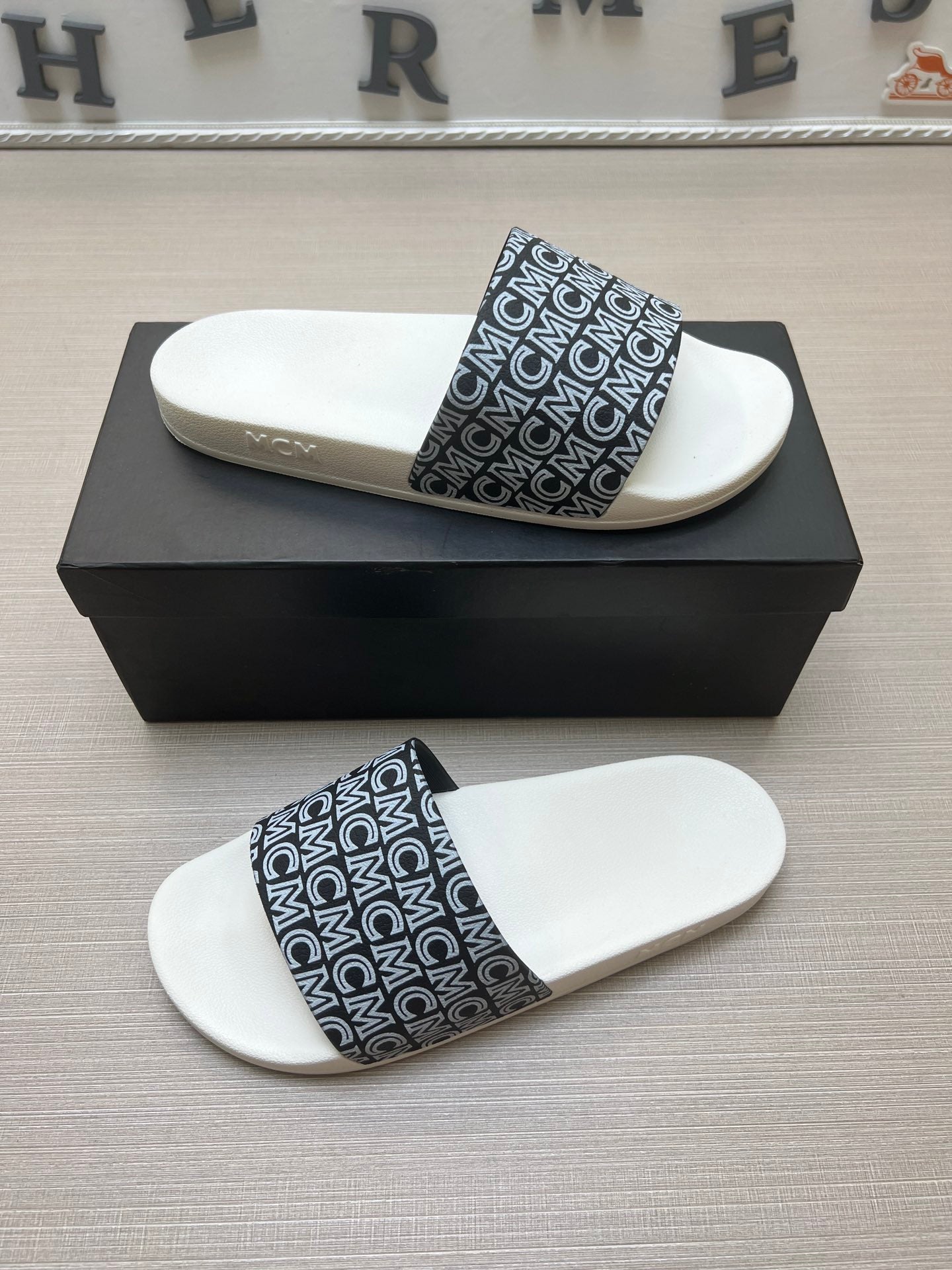 54M45Z   fashion slippers