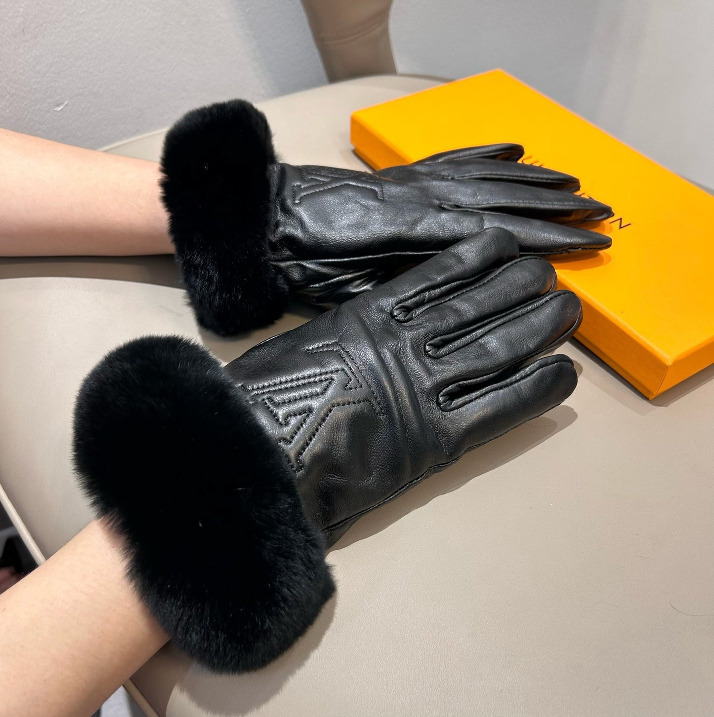 14E23S   High quality fashionable Wool gloves