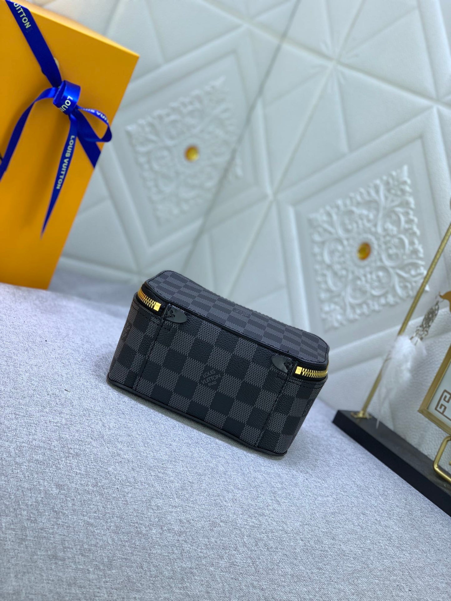 1XE272B  Fashionable leather bag 