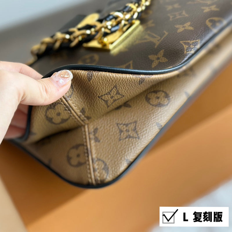 6XE214B (  Fashionable leather bag )