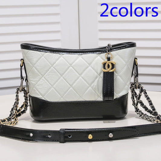 1XC261B  Fashionable leather bag 