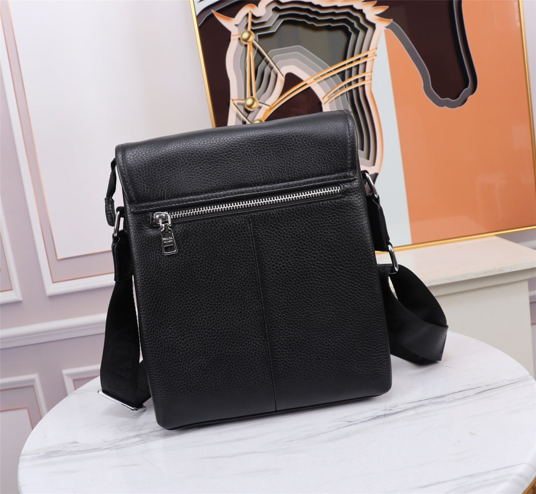 2XPD303B  Fashionable leather bag 