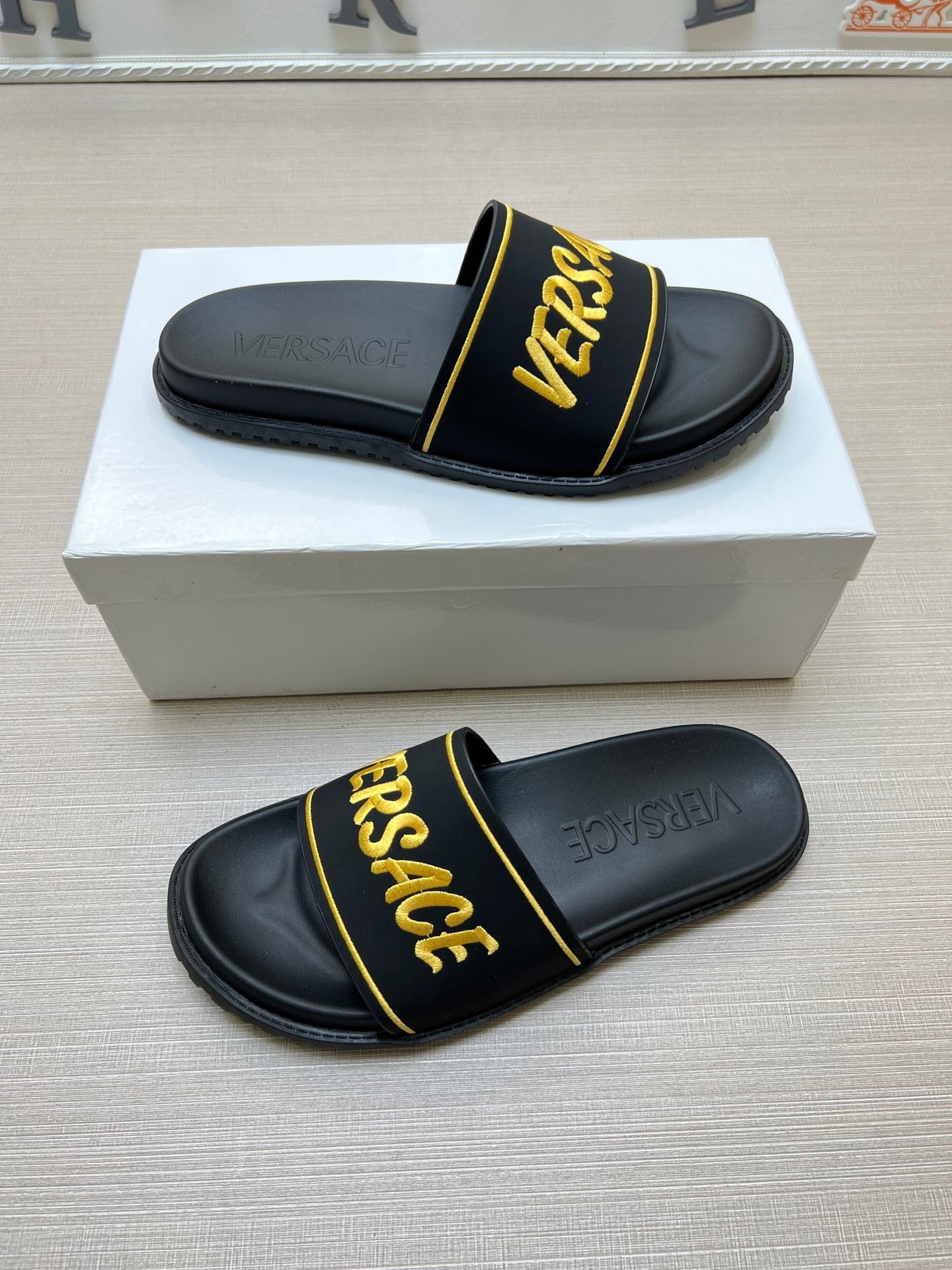 54V54Z   fashion slippers