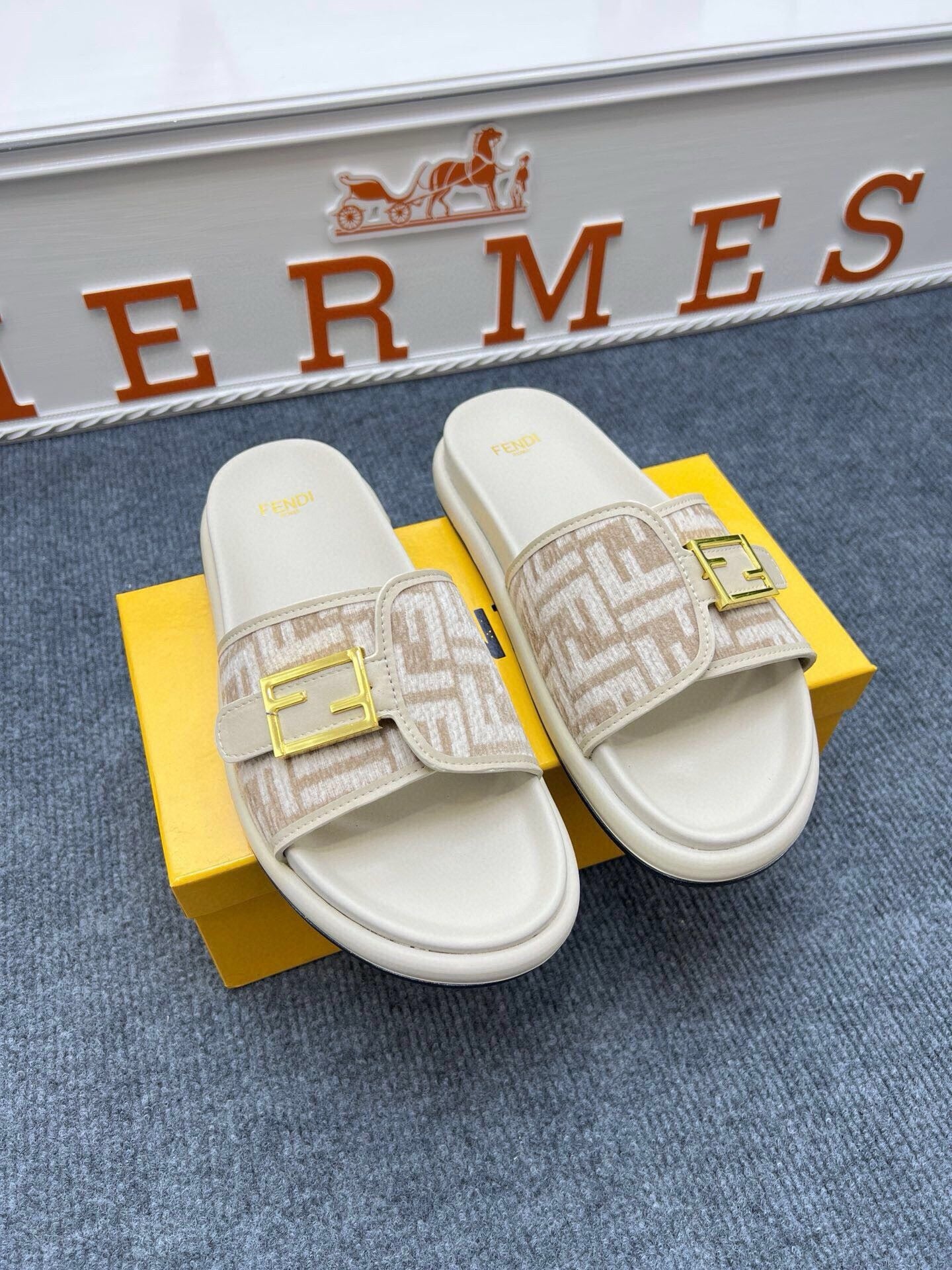 54F37Z  fashion slippers