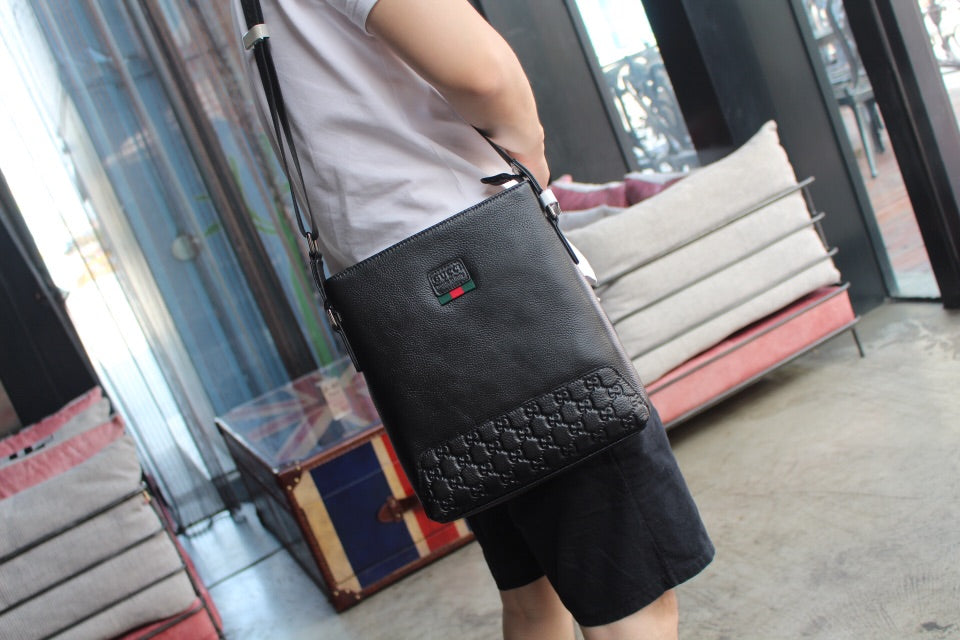 2XB305B  Fashionable leather bag 