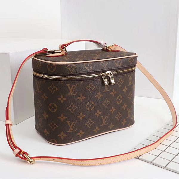 1E104B  Fashionable leather bag 