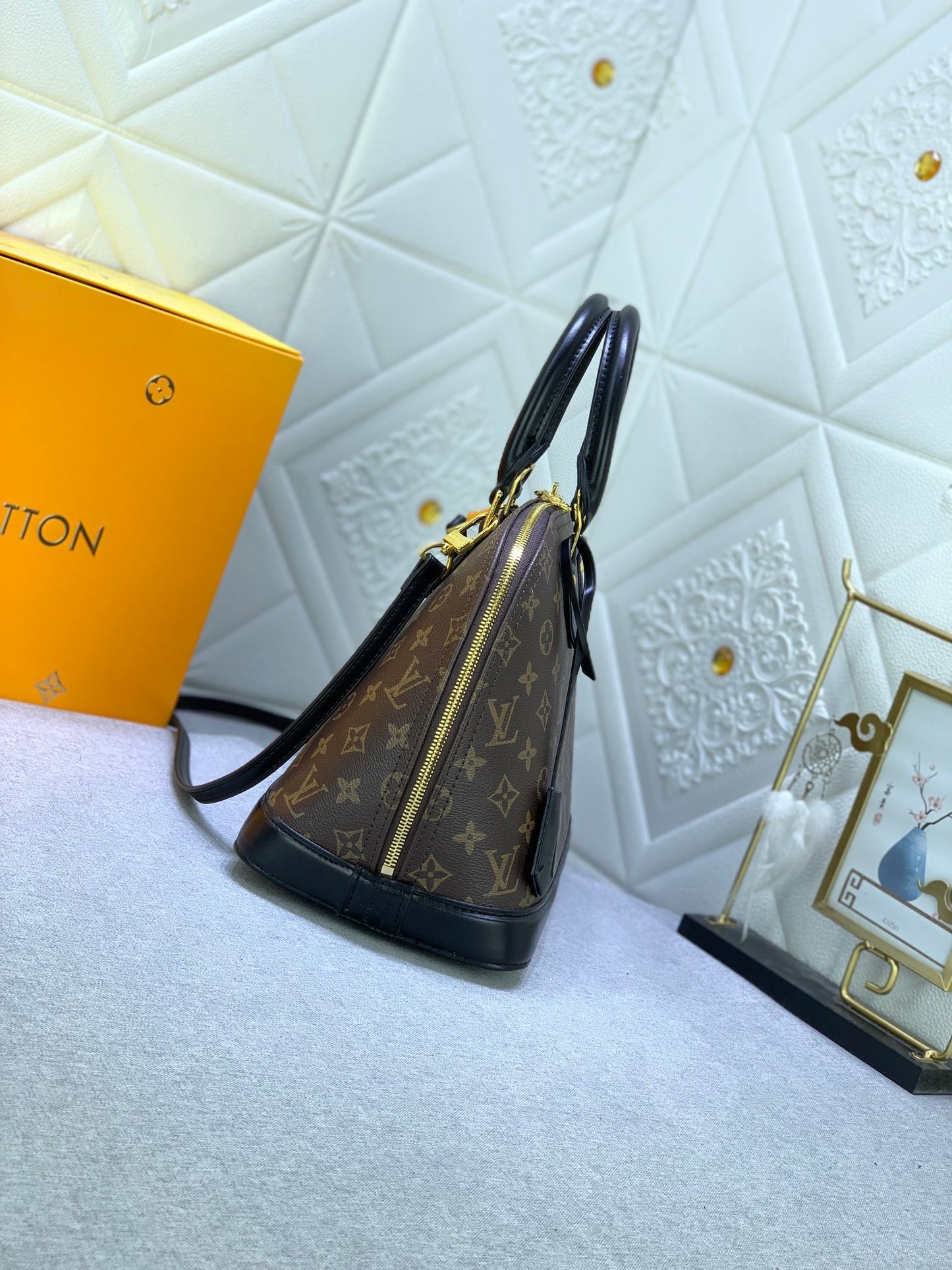 2XE337B  Fashionable leather bag 