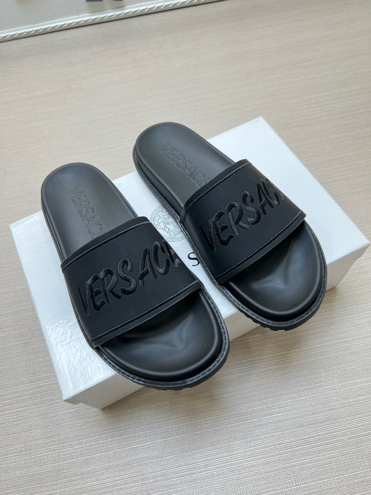 54V54Z   fashion slippers