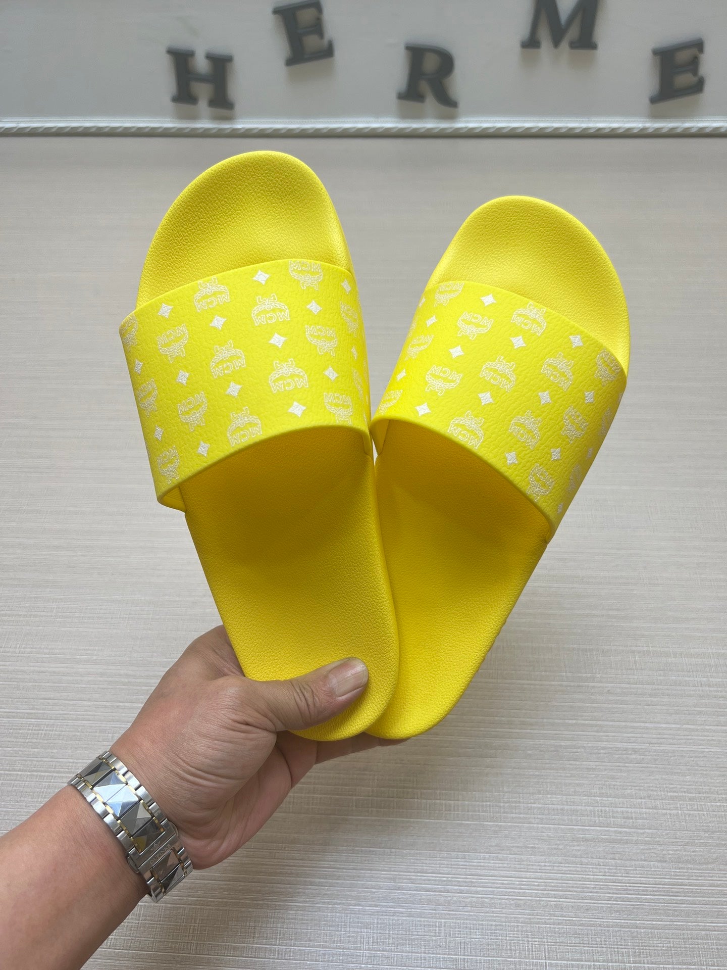 54M47Z   fashion  slippers