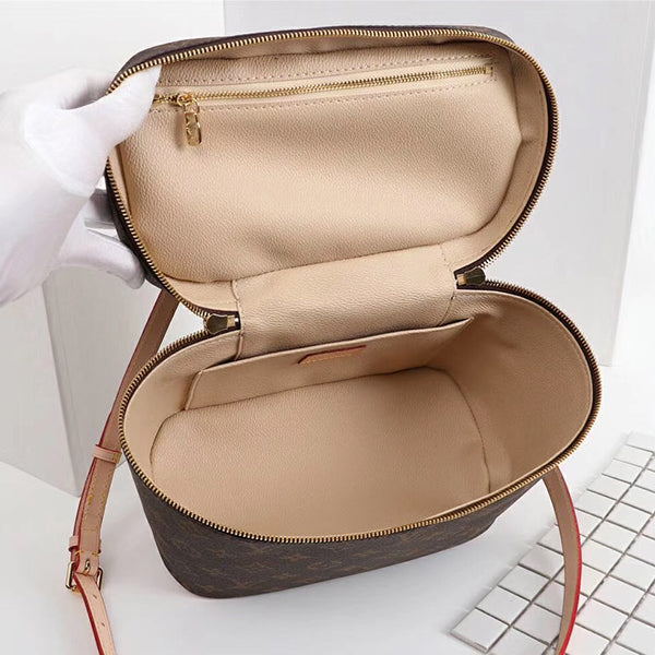 1E104B  Fashionable leather bag 