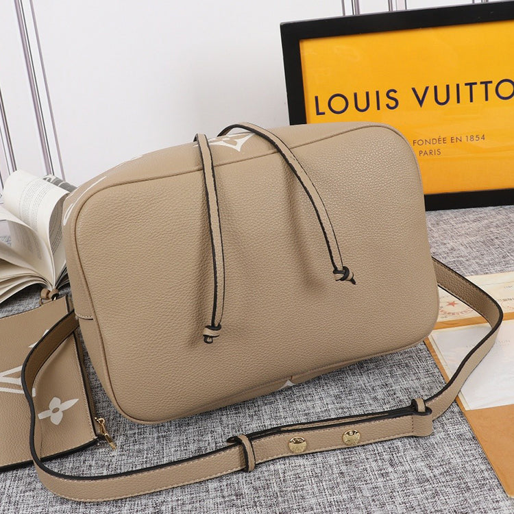 2E04B  Fashionable leather bag 