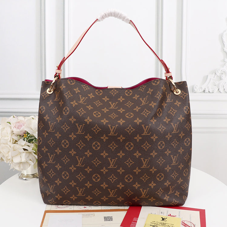 1E84B  Fashionable leather bag 