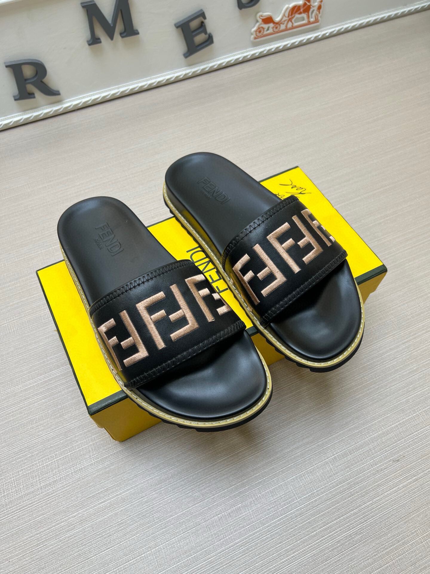 54F25Z    fashion  slippers