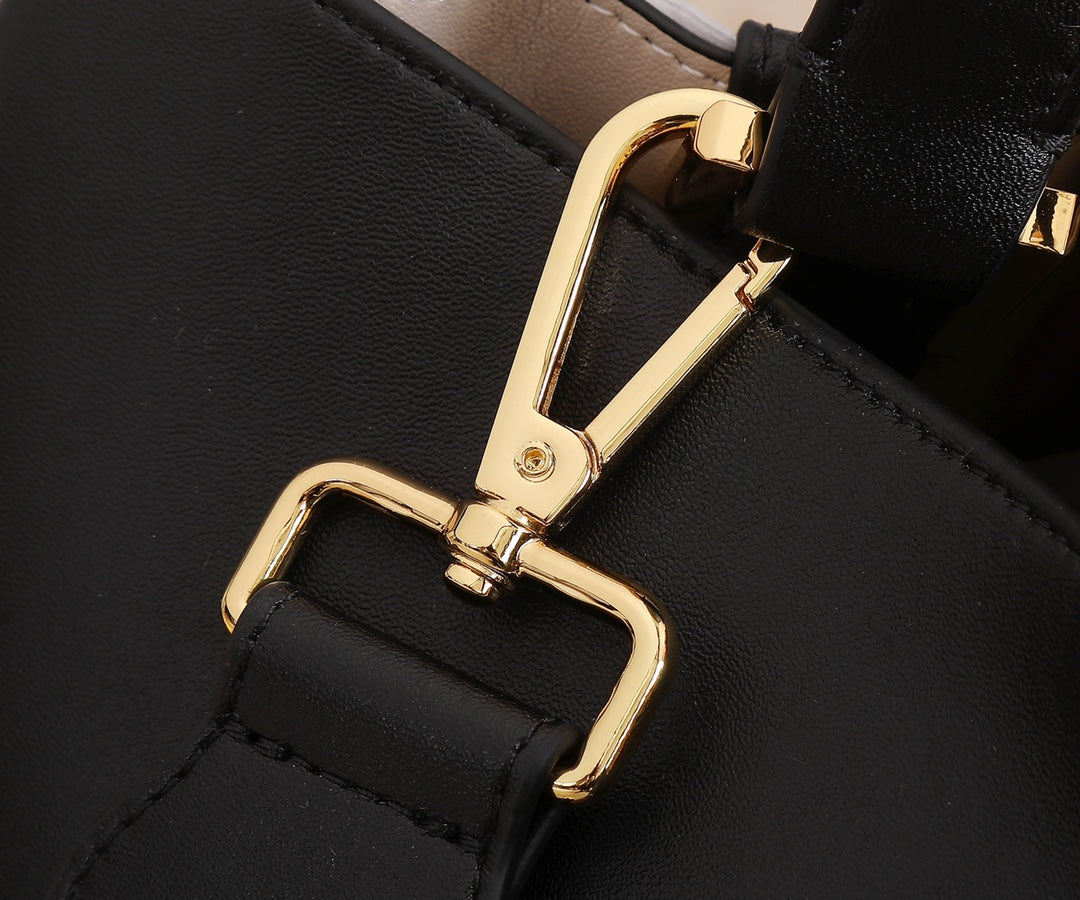 5F33B  Fashionable leather bag 