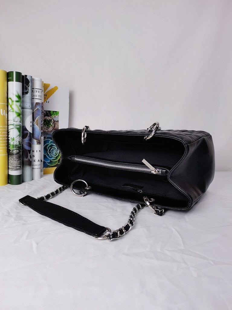 4XC20B  Fashionable leather bag 