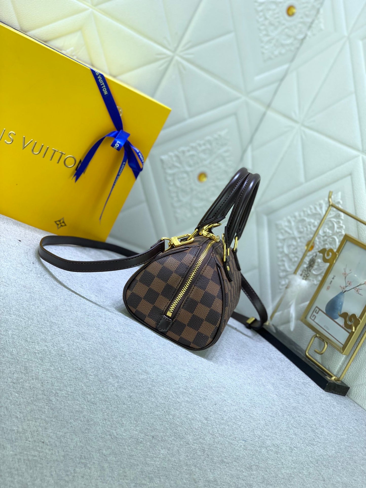 2XE56B  Fashionable leather bag 