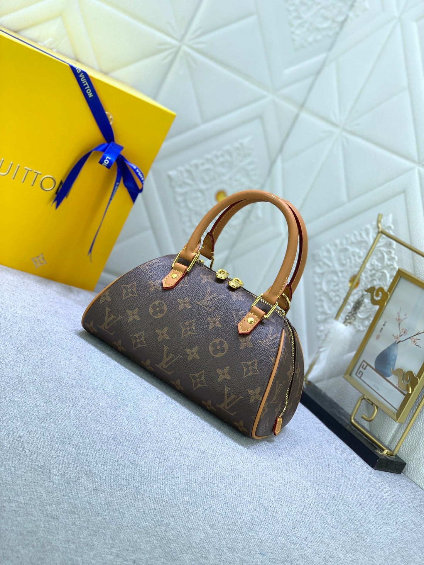 2XE56B  Fashionable leather bag 