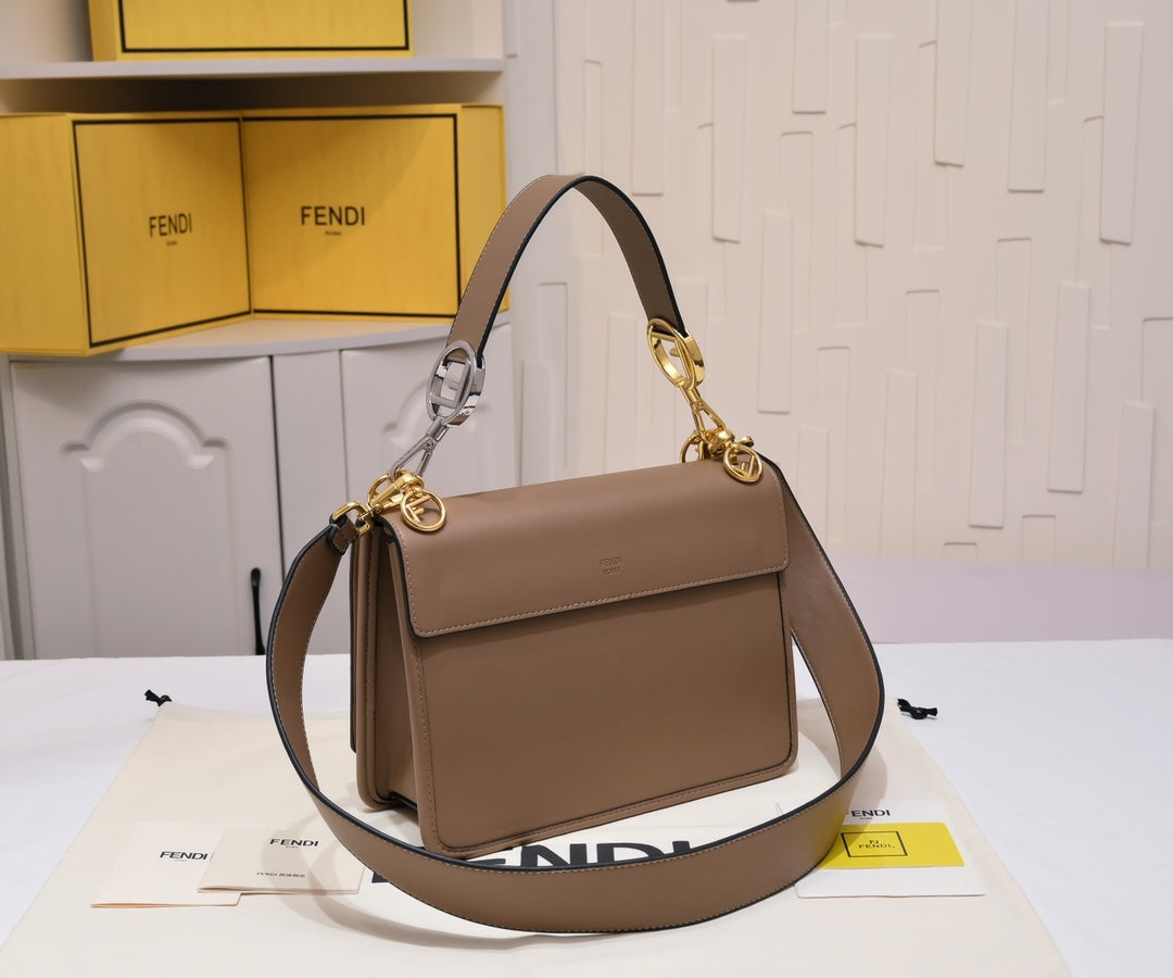 1XF90B  Fashionable leather bag 