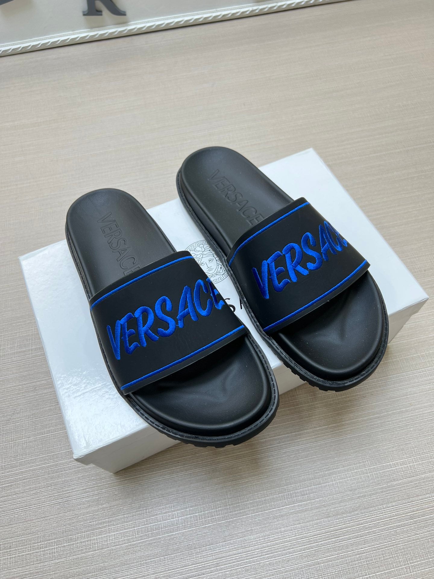 54V54Z   fashion slippers