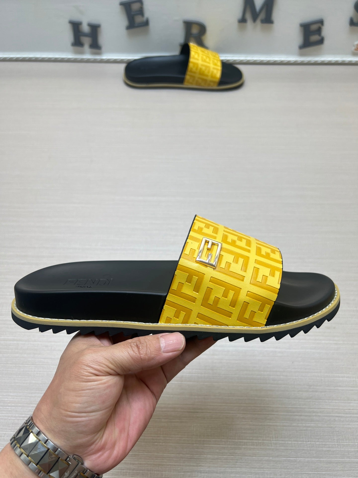 54F121Z   fashion  slippers