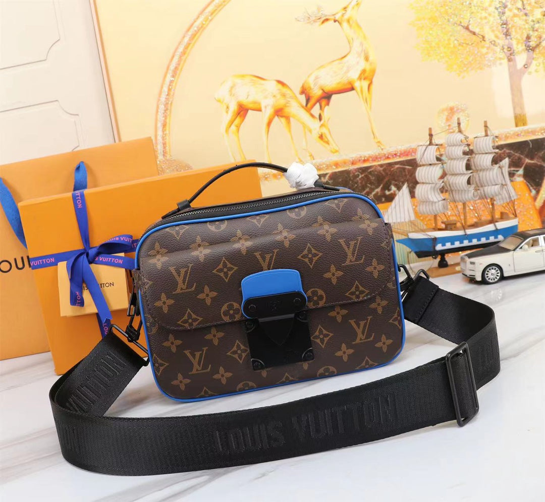 2XE137B  Fashionable leather bag 