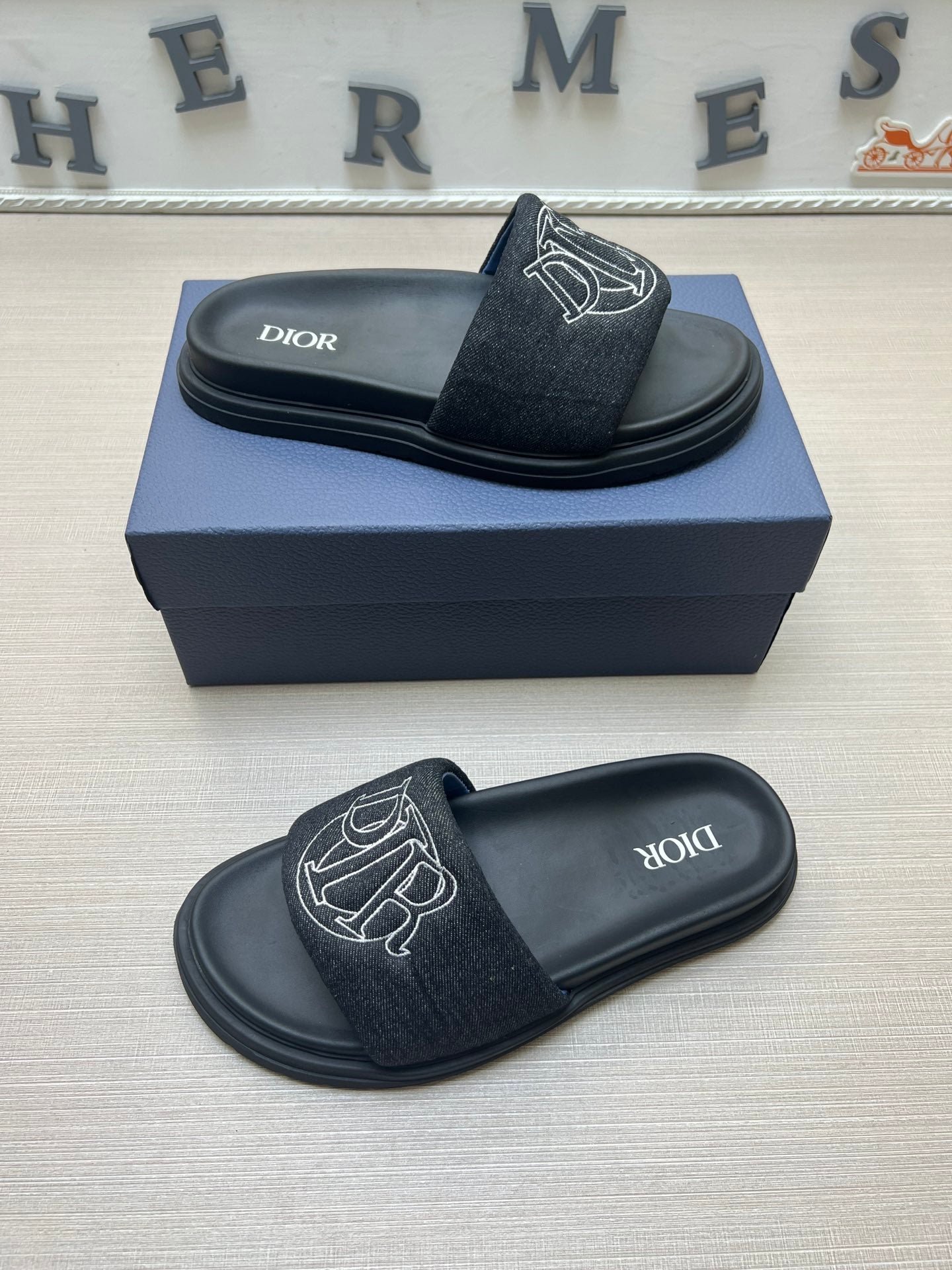 54D168Z   High quality leather slippers