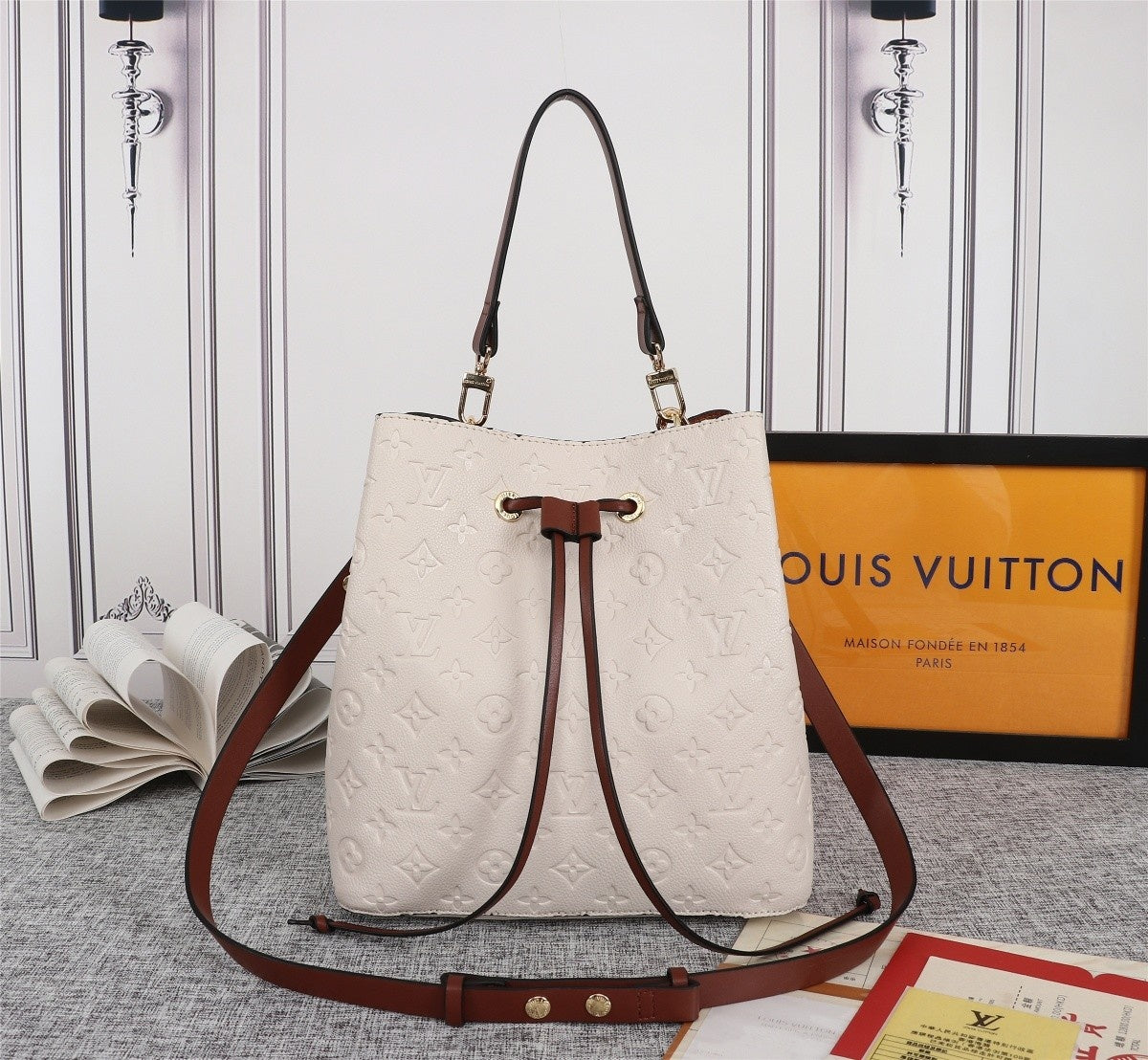 2XE60B  Fashionable leather bag 