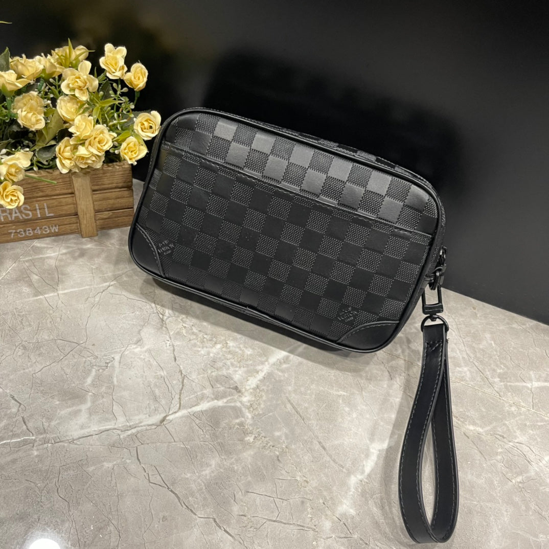 1XE117B  Fashionable leather bag 