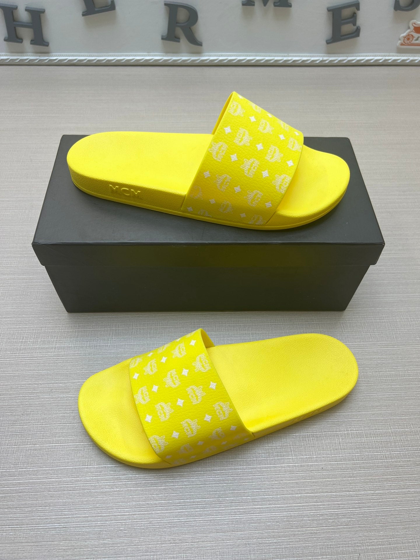 54M47Z   fashion  slippers