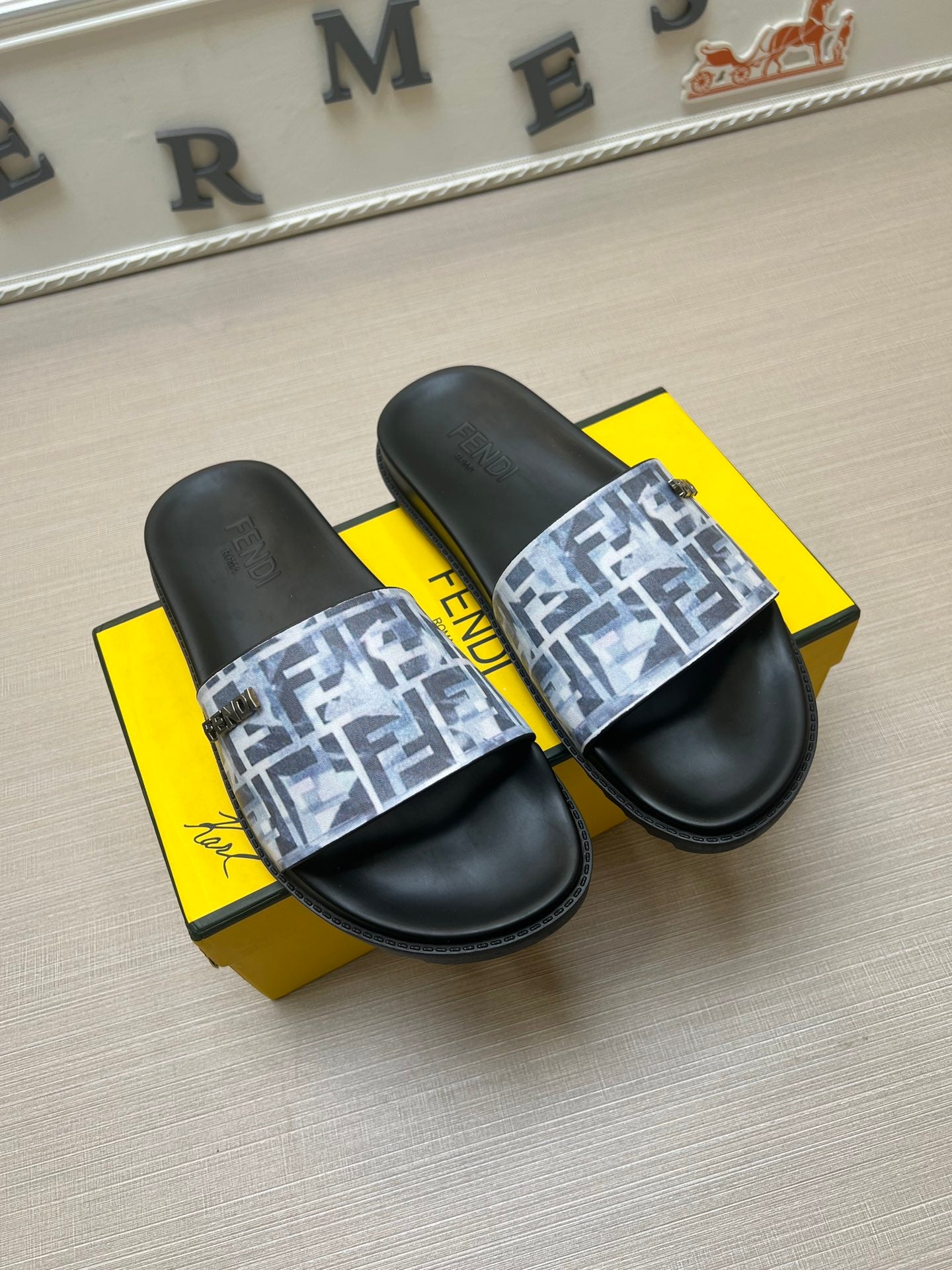 54F120Z   fashion  slippers