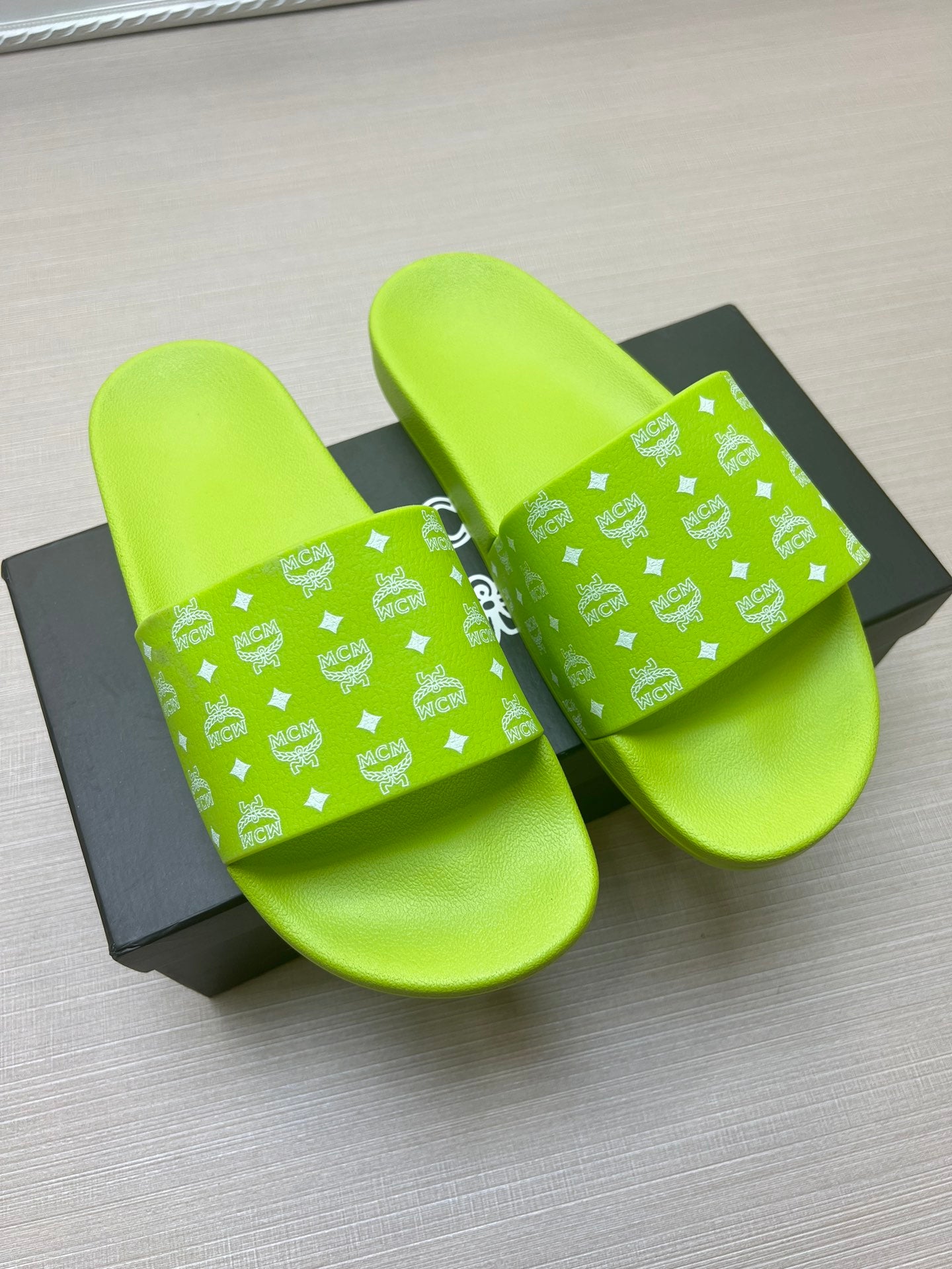 54M47Z   fashion  slippers