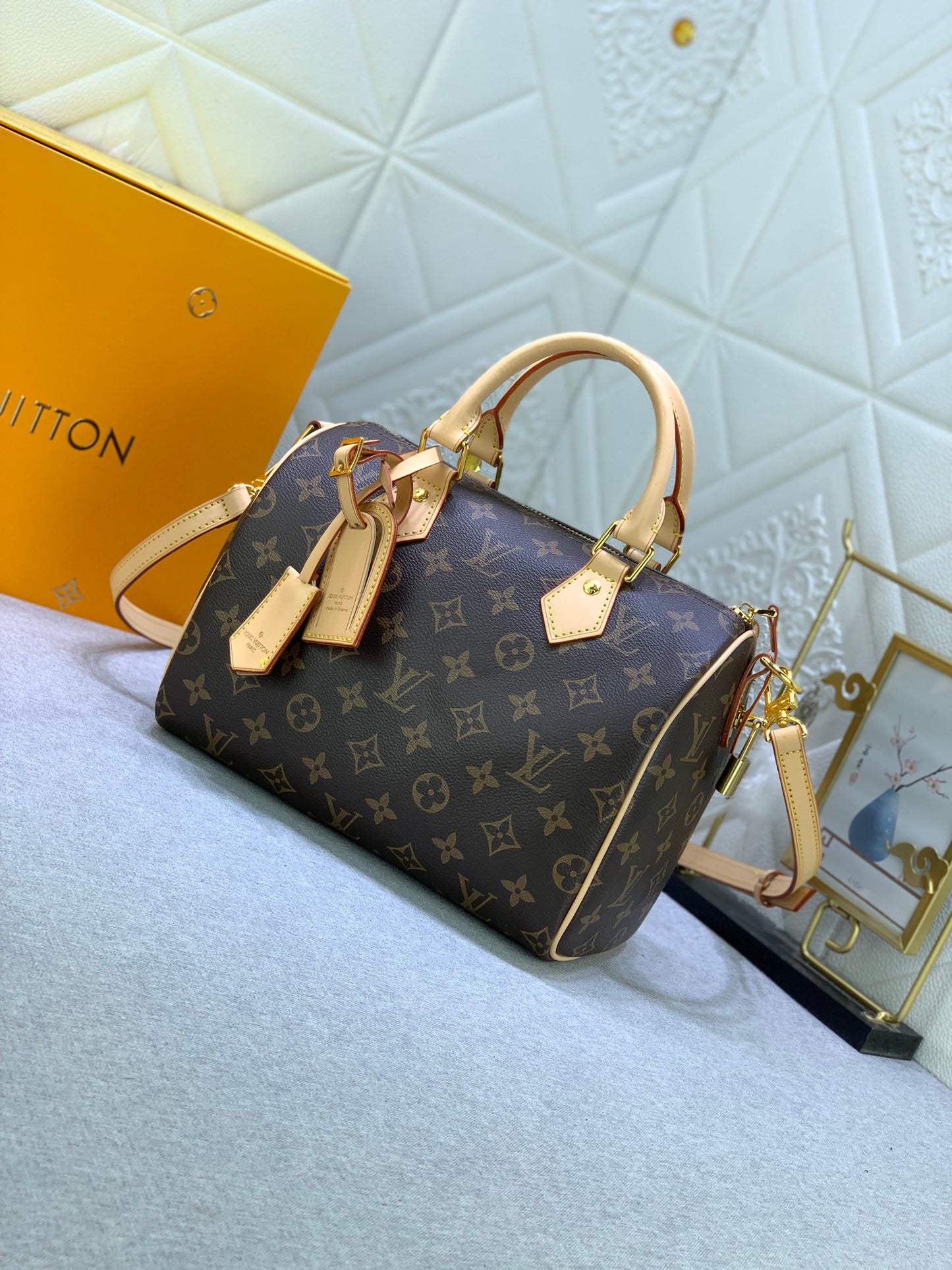 2XE268B  Fashionable leather bag 