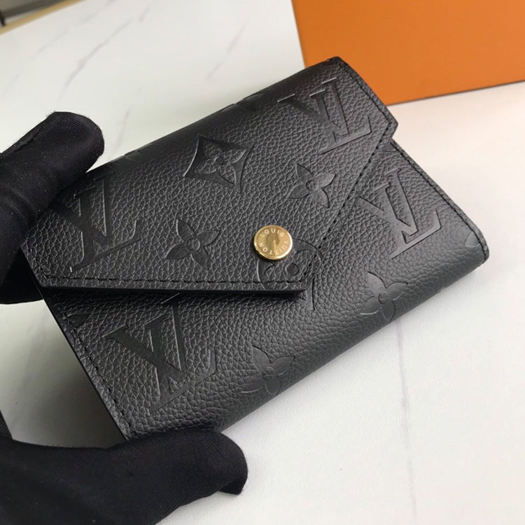 1E13B  Fashionable leather wallets