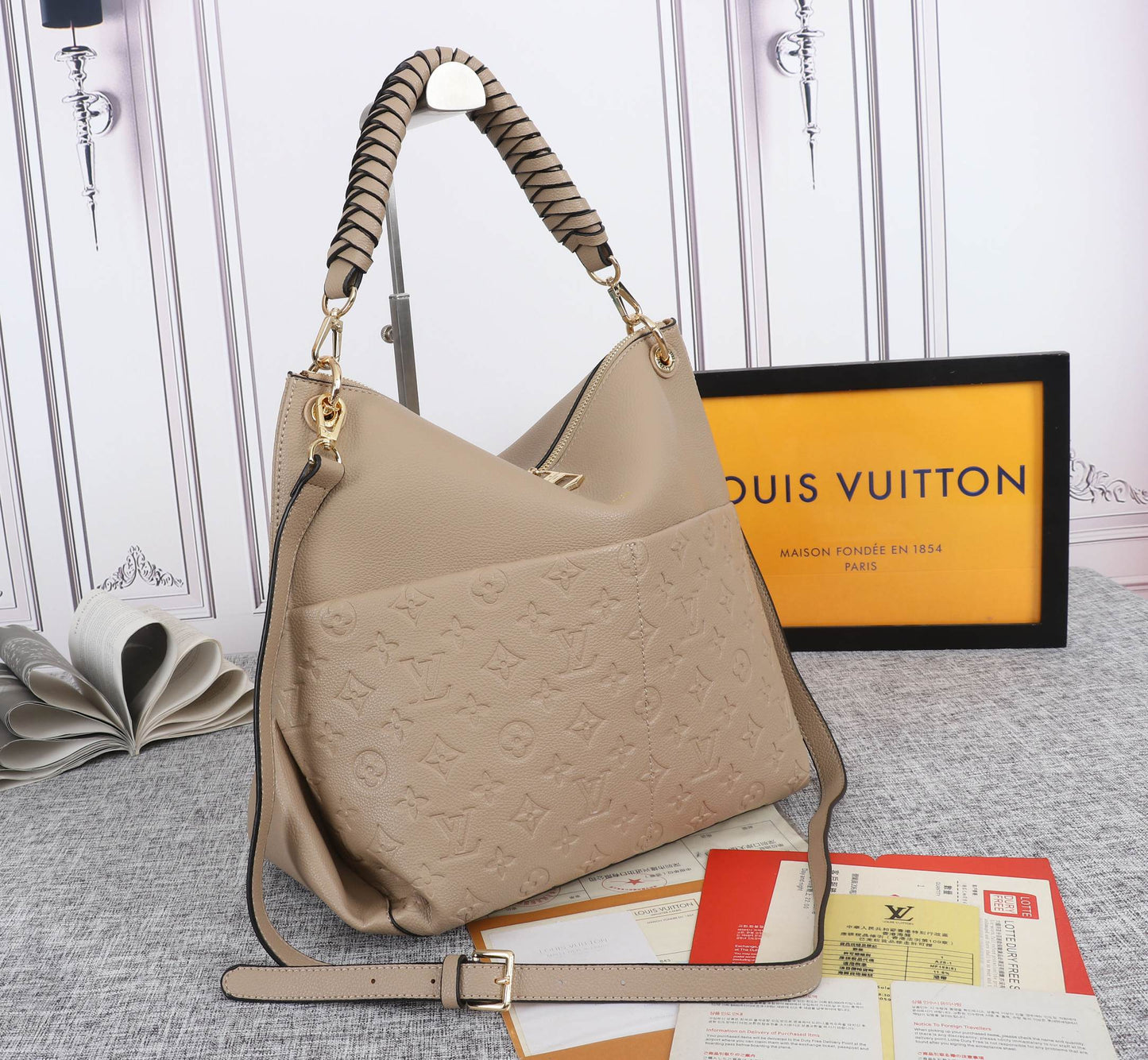 2XE51B  Fashionable leather bag 