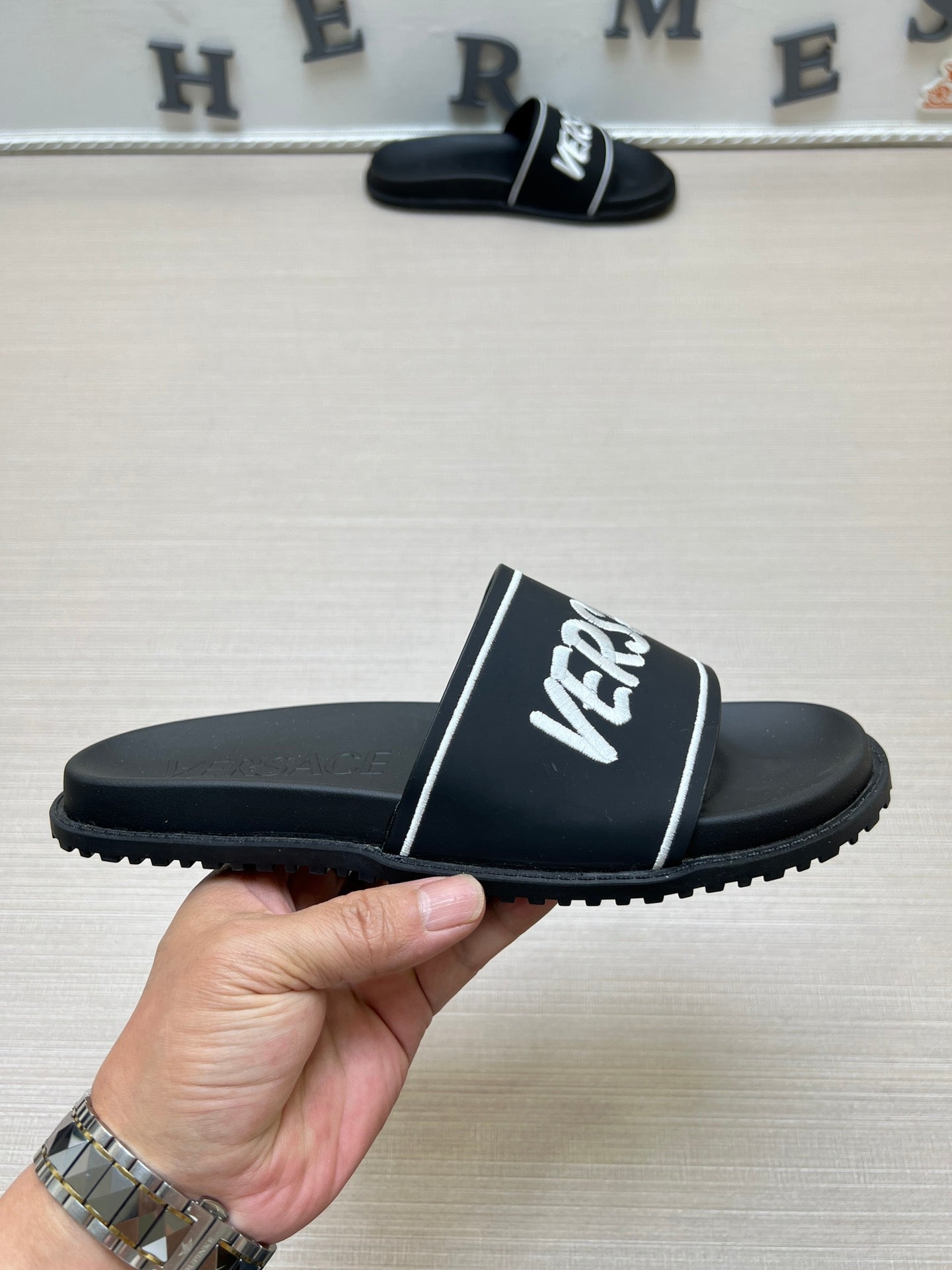 54V54Z   fashion slippers