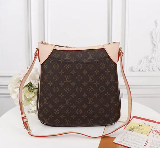 6E01B  Fashionable leather bag 