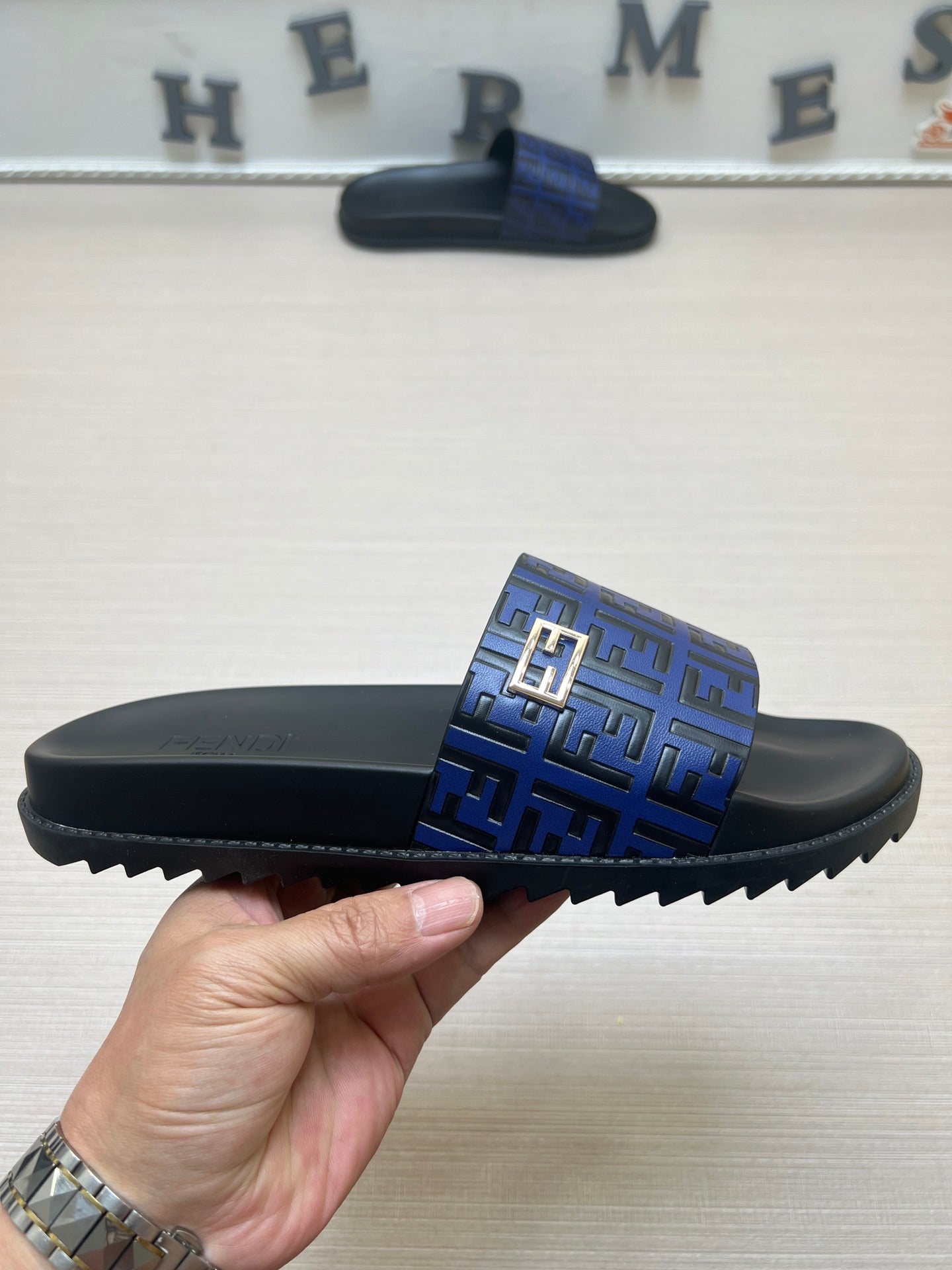 54F121Z   fashion  slippers