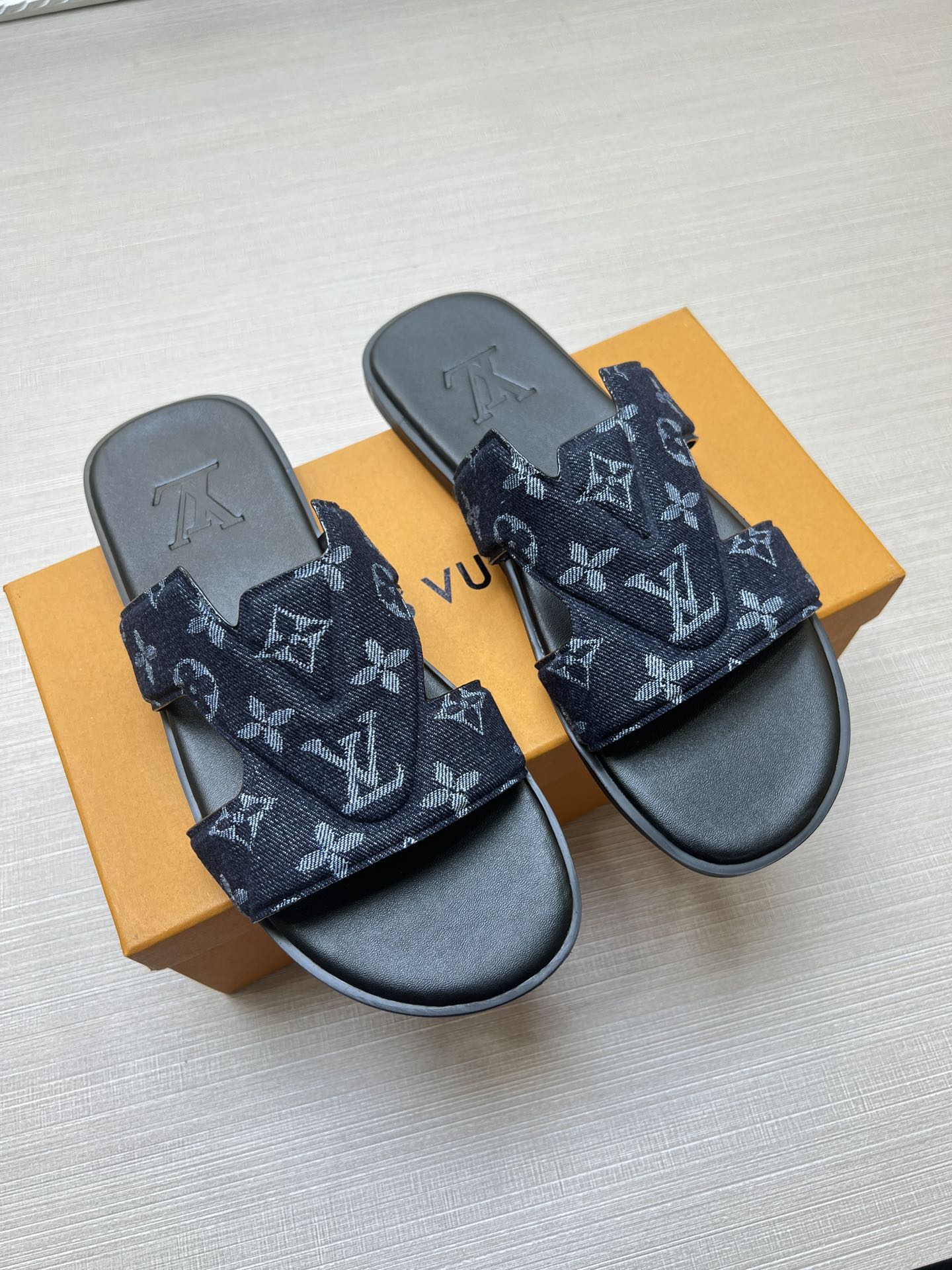 54E32Z    fashion slippers