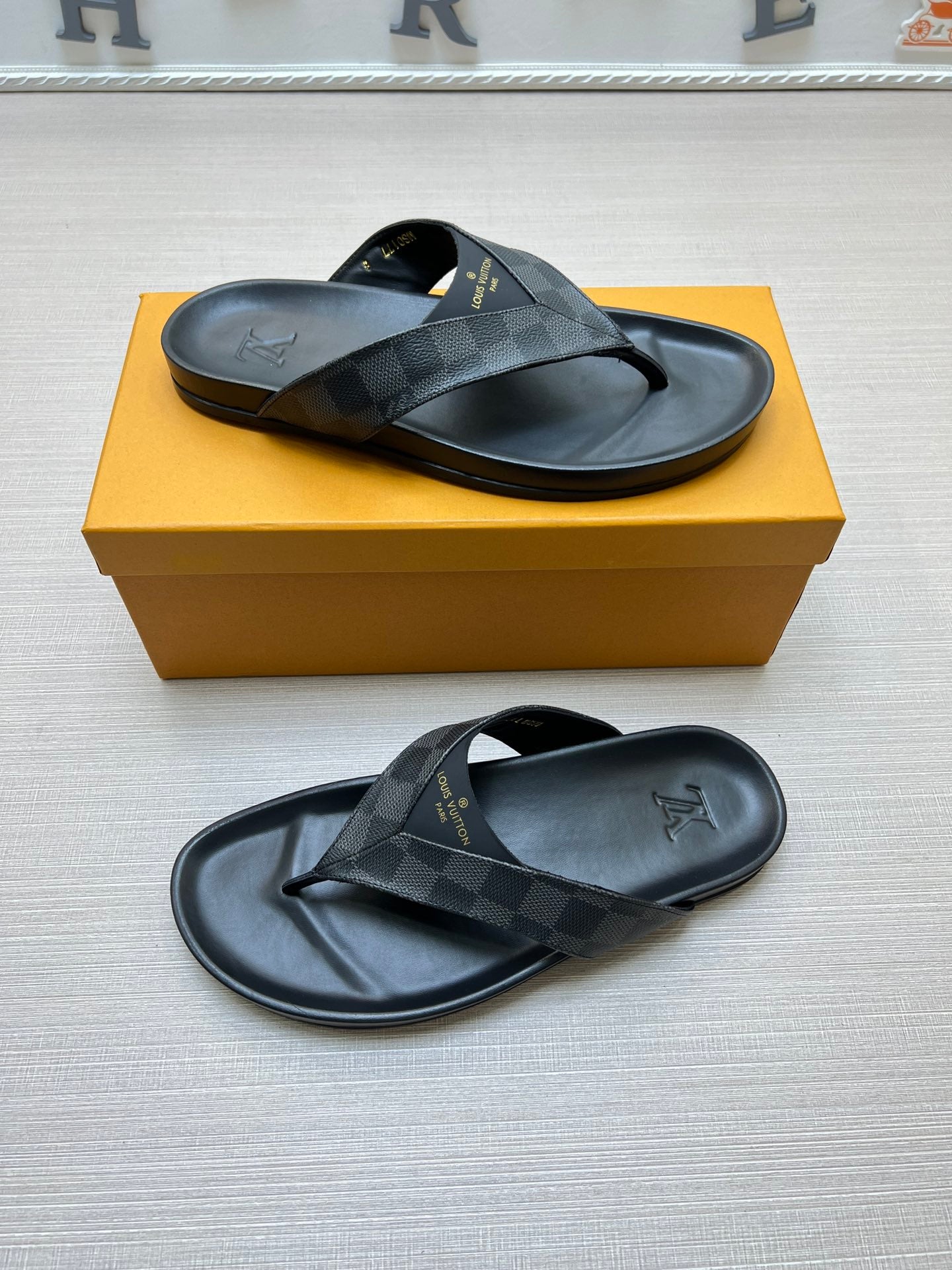 54E85Z   fashion slippers